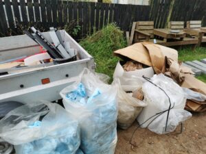 Metal fra taget. Der var også større stykker. Et enkelt blev hentet af en mand, der kunne bruge det til noget. Det blå plast var klistret på tagplader, så det var der en del af.